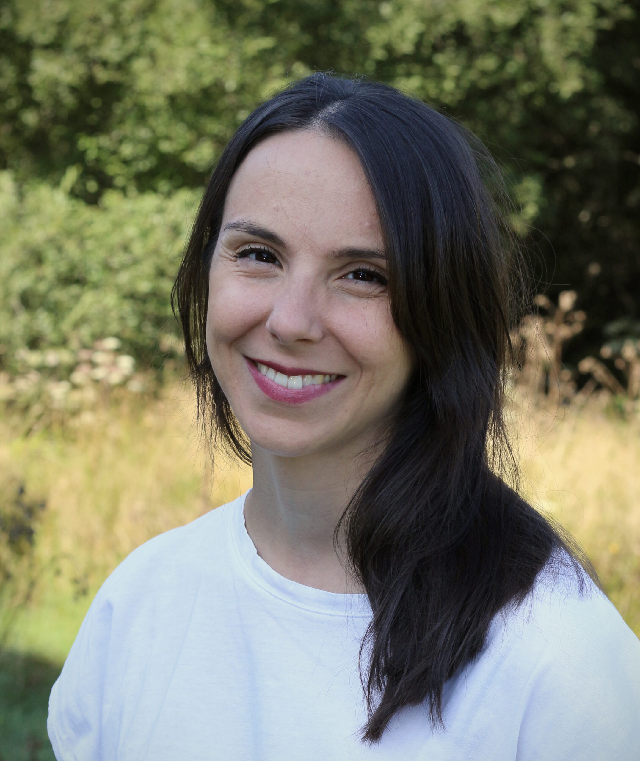 alt="Pauline Silvi, sophrologue, souriante en extérieur, représentant les séances de sophrologie personnalisées et le bien-être en pleine nature".