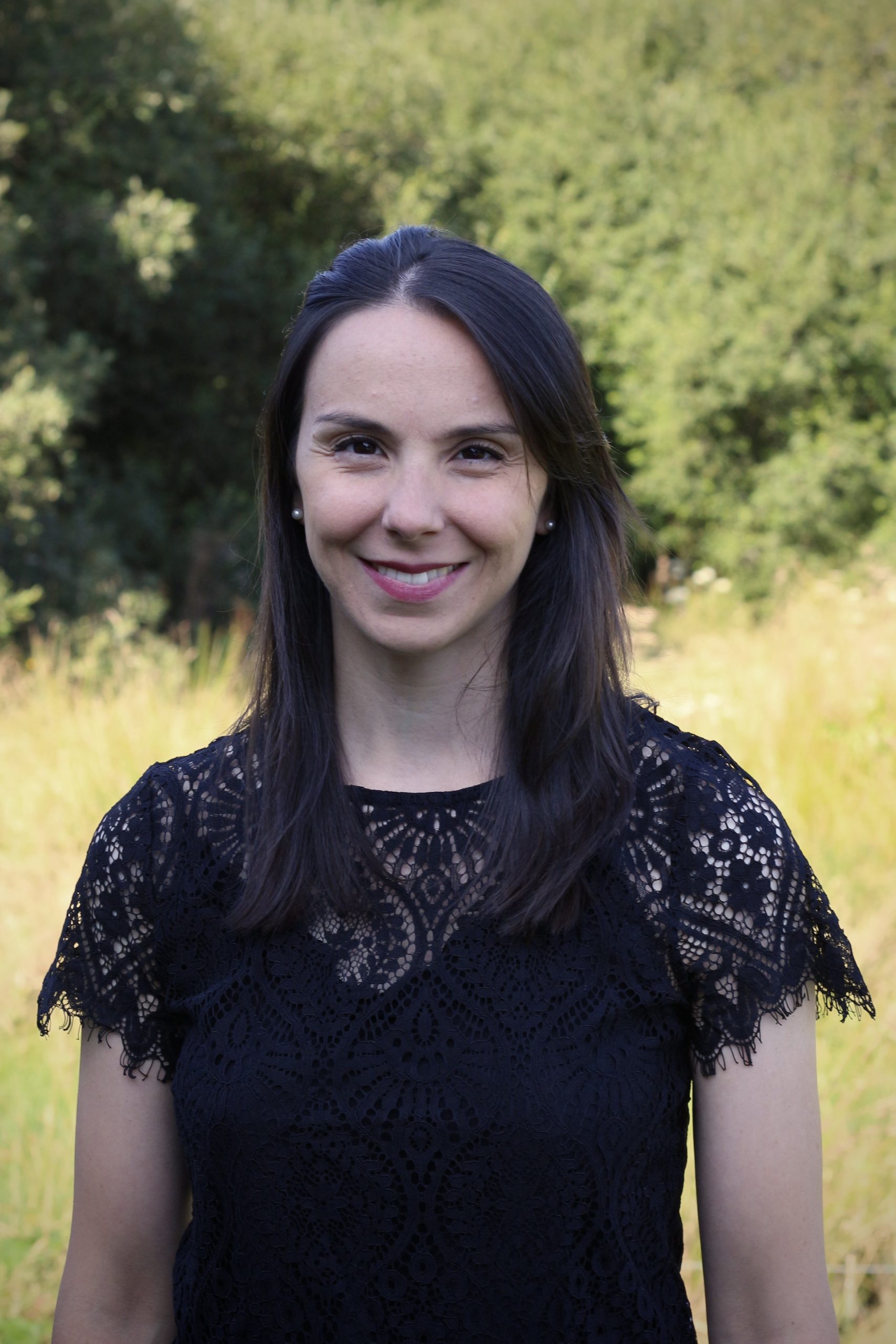 alt="Sophrologue Pauline Silvi, souriant en extérieur, reflétant calme et bien-être"
